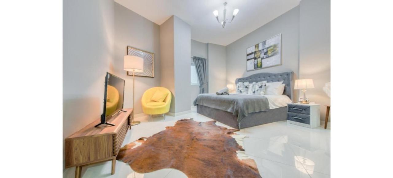 Luxurious 4-Bedroom Duplex Villa Apartment Near Jbr Dubai Bagian luar foto