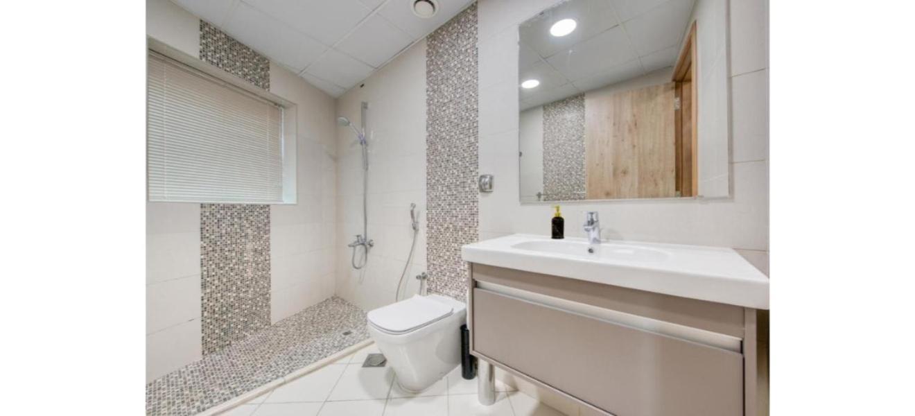 Luxurious 4-Bedroom Duplex Villa Apartment Near Jbr Dubai Bagian luar foto